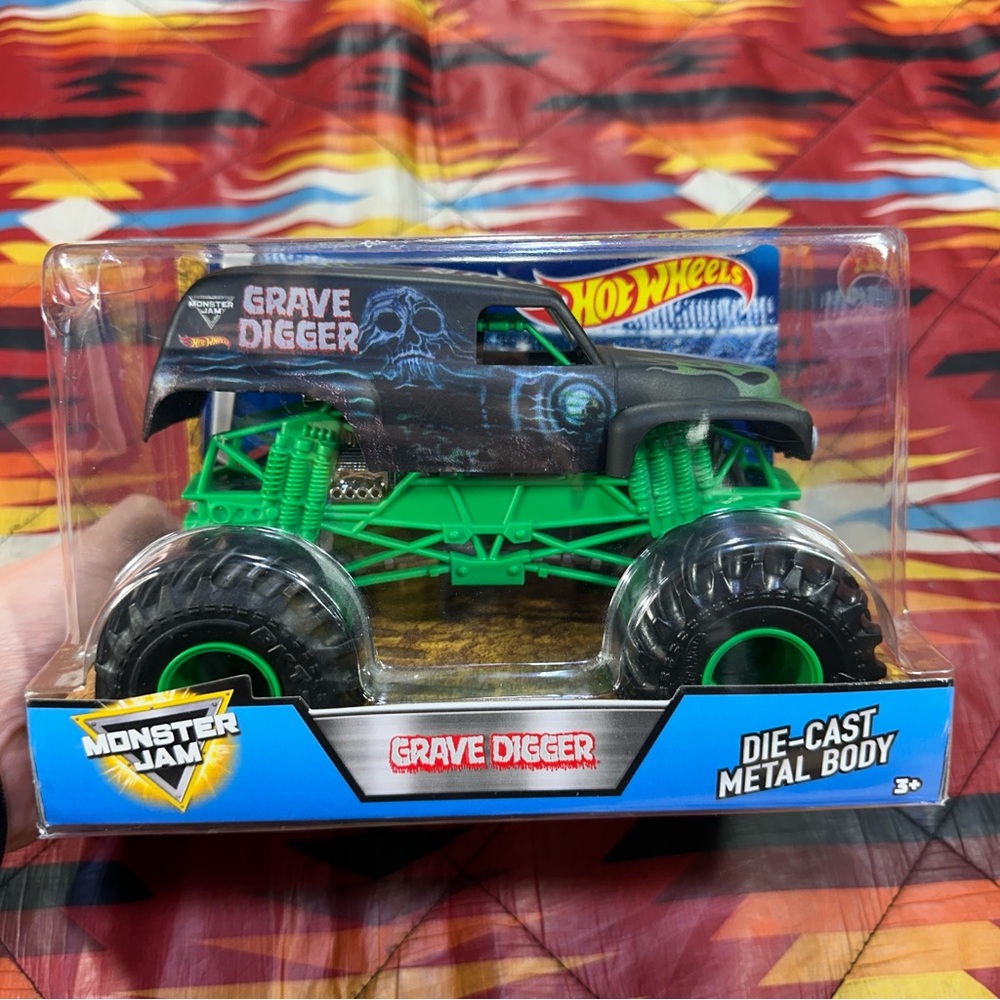 Hot Wheels Monster Jam Trucks 35th Grave Digger 1:24 Scale Diecast 2017 - Picture 2 of 9